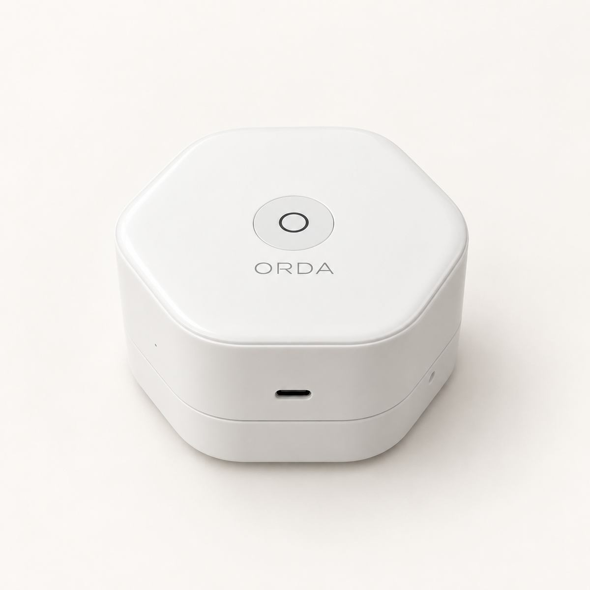 ORDA 六角形の白い真空ポンプ。丸い操作ボタンとORDAロゴ